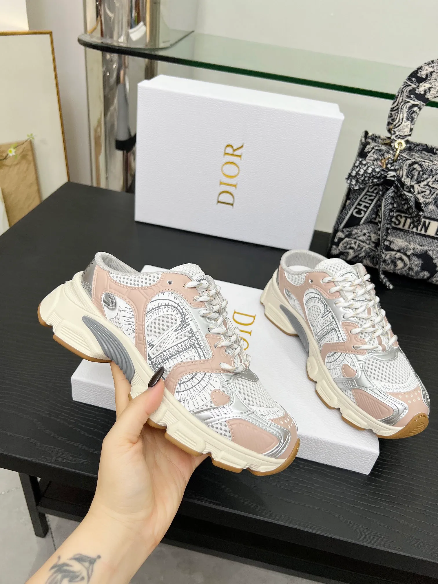 p560🐮🐮This Dior Chrono sports half slipper reinterprets running shoes with Dior's haute couture style. Gray mesh fabric is paired with tonal suede calfskin panels, the CD logo on the side, the star patch on the tongue and the Dior logo on the heel, all in classic fine detail. Featuring two-tone laces and a lightweight sole with star graphics, they can be worn year-round. Size: Women’s size 35-41 (35/42 can be customized) Men’s size 40-46 (men’s version is being printed) Color: 12 colors available